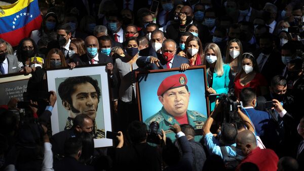 Deputado oficialista Diosdado Cabello segura foto de Hugo Chávez na posse dos novos legisladores da Assembleia Nacional da Venezuela - Sputnik Brasil