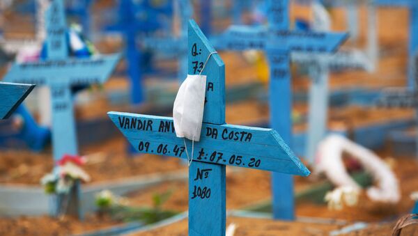 Máscara protetora pendurada em cruz no cemitério Nossa Senhora Aparecida, Manaus, 5 de janeiro de 2021  - Sputnik Brasil