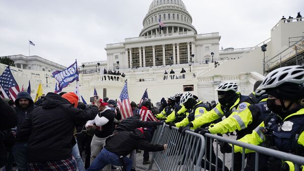 Apoiadores de Trump rompem barreiras de segurança no Capitólio, em Washington, durante sessão no Congresso que certifica a vitória de Joe Biden - Sputnik Brasil