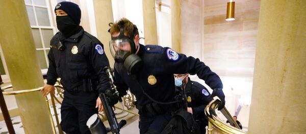 Policiais do tomam posições no Congresso dos EUA enquanto os manifestantes entram no prédio durante uma sessão conjunta para certificar os resultados das eleições de 2020 no Capitólio em Washington, EUA, 6 de janeiro de 2021 - Sputnik Brasil