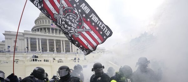 A polícia segura apoiadores de Trump que tentaram quebrar uma barreira policial, quarta-feira, 6 de janeiro de 2021, no Capitólio dos EUA em Washington - Sputnik Brasil