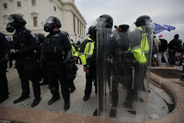 Polícia durante protestos dos apoiadores do atual presidente dos EUA Donald Trump perto do edifício do Congresso, Washington, EUA - Sputnik Brasil