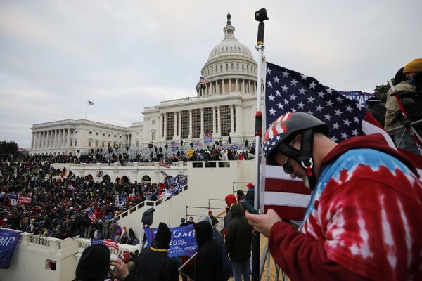 Participantes dos protestos de apoiadores do atual presidente dos EUA Donald Trump na entrada do edifício do Congresso, Washington, EUA - Sputnik Brasil