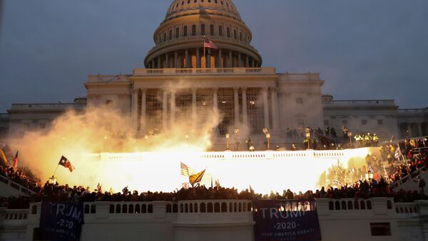 Explosão causada por uma munição da polícia enquanto apoiadores de Donald Trump se reúnem em frente ao edifício do Capitólio dos Estados Unidos em Washington, EUA, 6 de janeiro de 2021 - Sputnik Brasil