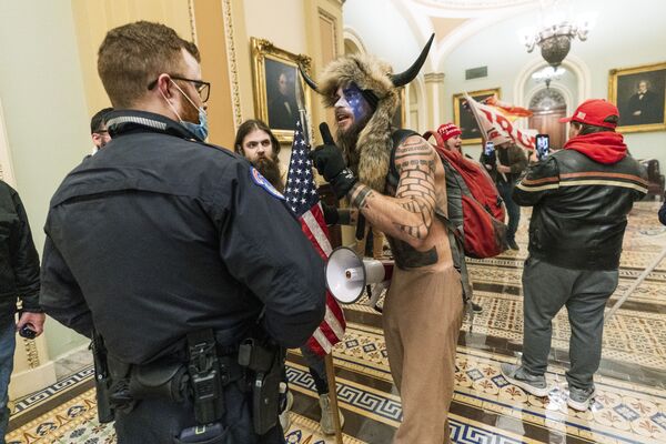 Apoiadores do presidente Donald Trump enfrentam agentes da Polícia do Capitólio dos EUA fora da Câmara do Senado dentro do Capitólio, em Washington, EUA, 6 de janeiro de 2021 - Sputnik Brasil