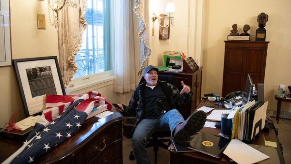 Homem é fotografado dentro do escritório da presidente da Câmara dos EUA, Nancy Pelosi - Sputnik Brasil