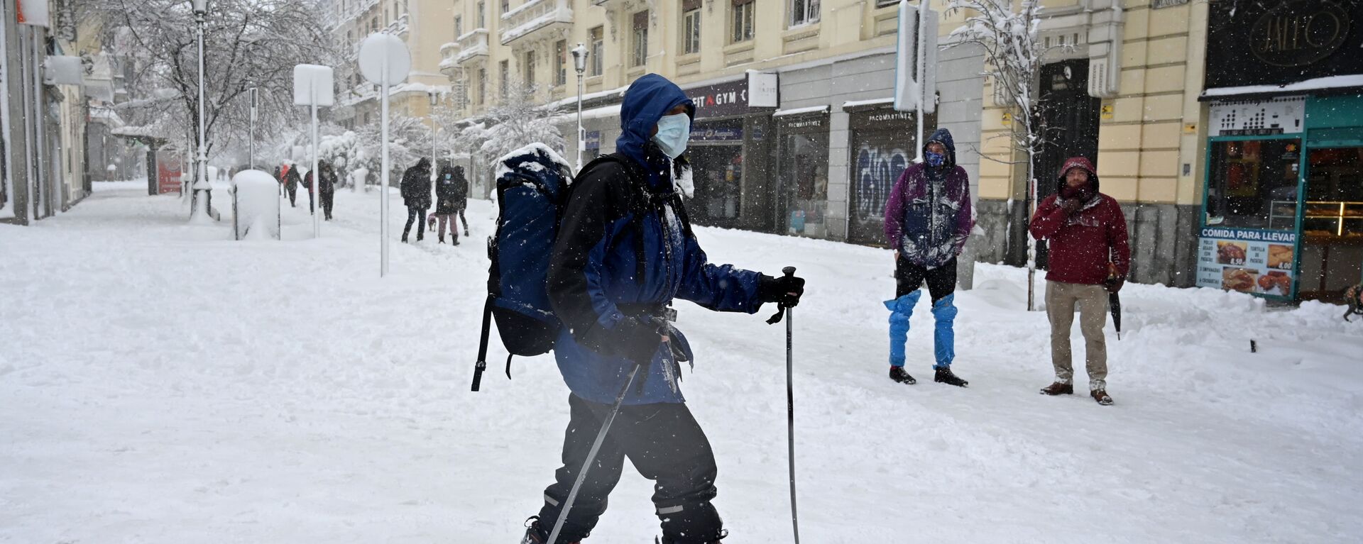 Ruas cobertas de neve em Madri - Sputnik Brasil, 1920, 09.01.2021