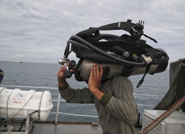 Mergulhador se prepara para imergir no local do acidente no mar de Java
 - Sputnik Brasil