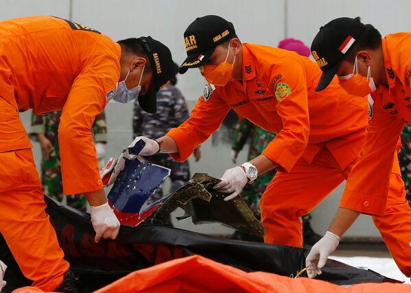 Investigadores examinam destroços encontrados no mar ao largo da ilha de Java
 - Sputnik Brasil