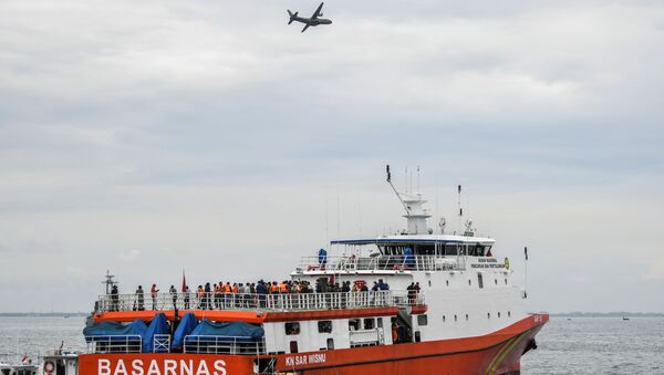 Navio indonésio de busca e resgate durante operação de busca do avião da companhia aérea Sriwijaya Air, que caiu no mar ao largo da costa de Jacarta, Indonésia, 10 de janeiro de 2021 - Sputnik Brasil