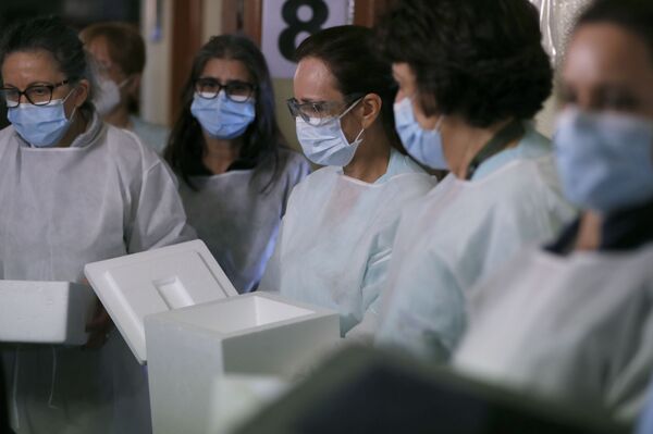 Com efeitos secundários da Pfizer, por que Ocidente continua ignorando vacinas russas anti-COVID-19? - Sputnik Brasil