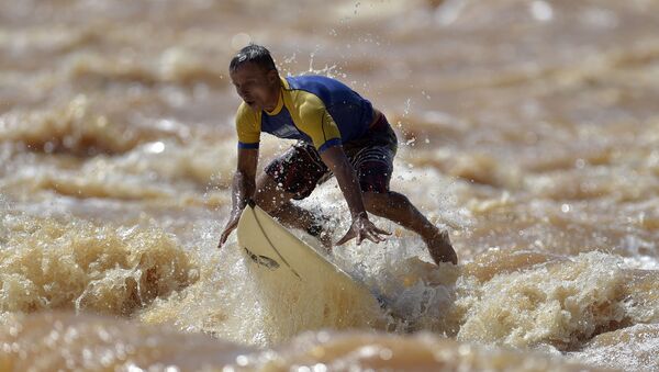 Surfista brasileiro Paulo Guido surfando no rio Doce no município de Governador Valadares - Sputnik Brasil
