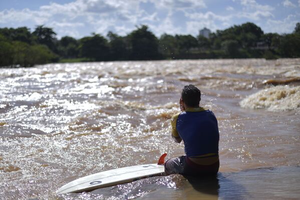 Paulo Guido, surfista brasileiro, é fotografado ao passo que ondas no rio Doce, na cidade mineira de Governador Valadares - Sputnik Brasil