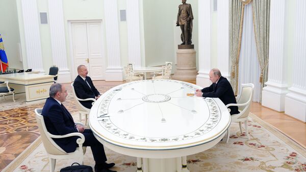 A reunião trilateral entre o presidente da Rússia, Vladimir Putin, o presidente do Azerbaijão, Ilham Aliev, e o primeiro-ministro da Armênia, Nikol Pashinyan - Sputnik Brasil