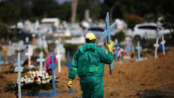 Agente funerário carrega cruz utilizada em túmulos de vítimas da COVID-19 em Manaus, no Amazonas. - Sputnik Brasil