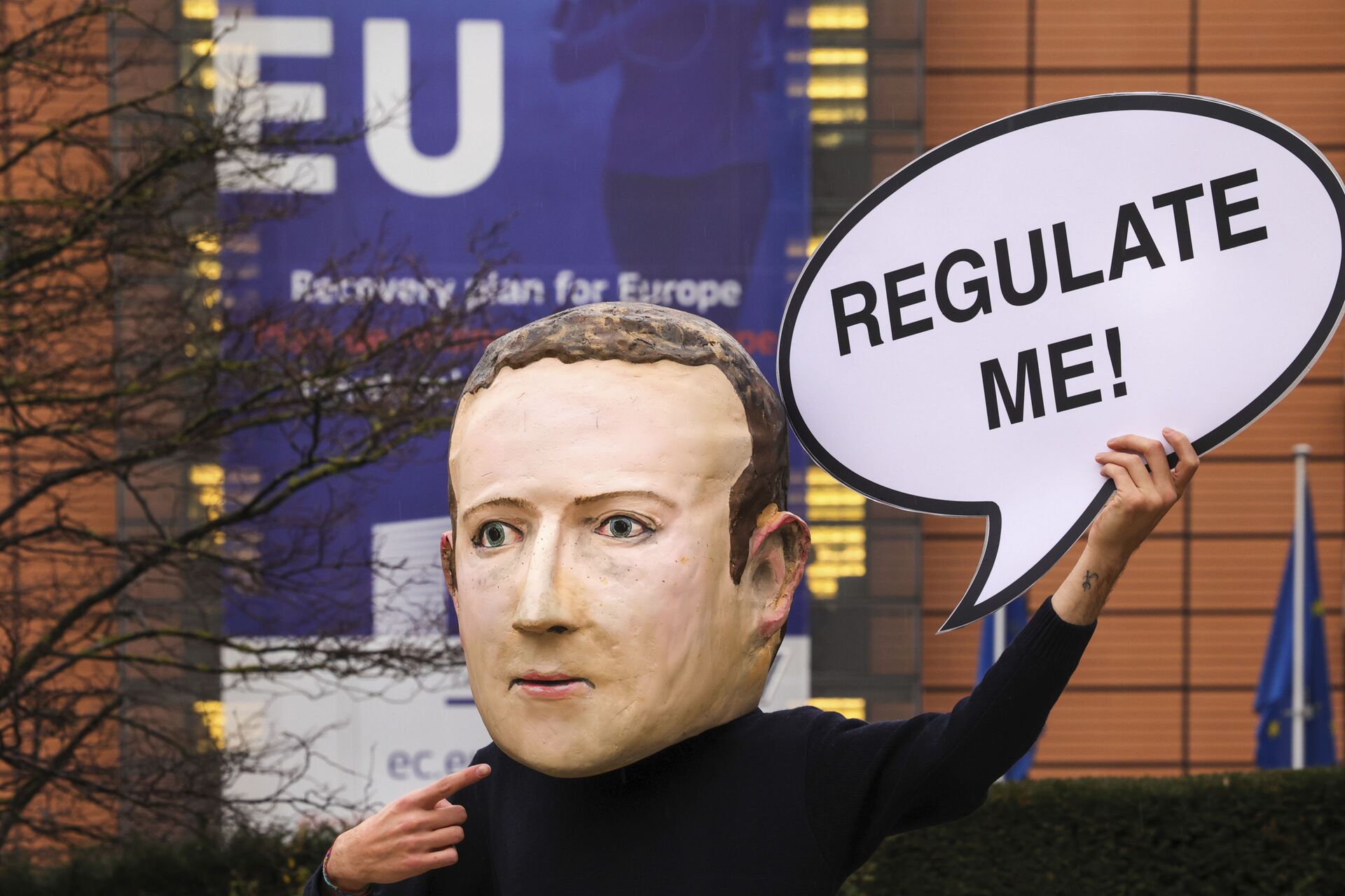 Ativista do movimento Avaaz usa máscara do CEO do Facebook, Mark Zuckerberg, do lado fora da Comissão Europeia. Especialistas se preocupam com uso e destino dos dados compartilhados pelo WhatsApp com Facebook  - Sputnik Brasil, 1920, 09.11.2021