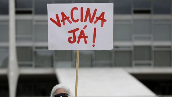 Manifestante protesta pelo início da vacinação contra a COVID-19 no Brasil, na frente do Palácio da Alvorada, Brasília, 8 de janeiro de 2021 - Sputnik Brasil