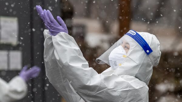 Médico vestindo macacão de proteção desfruta da neve caindo em local de testes para a COVID-19, Seul, Coreia do Sul, 12 de janeiro de 2021 - Sputnik Brasil