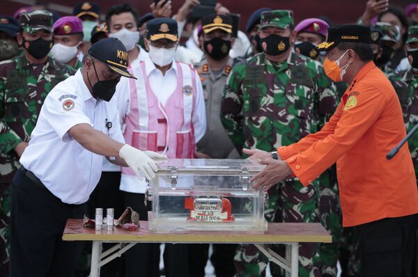 Jornal revela causa preliminar da queda de Boeing 737-500 na Indonésia Jornal revela causa preliminar da queda de Boeing 737-500 na Indonésia - Sputnik Brasil