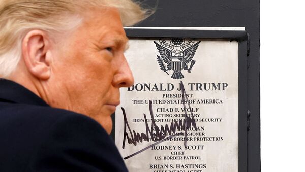 Presidente dos EUA, Donald Trump, assina placa em sua homenagem na fronteira entre os EUA e o México, em Alamo, Texas, 12 de janeiro de 2021 - Sputnik Brasil