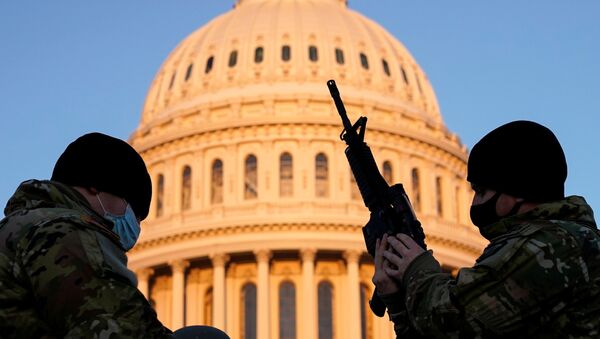 Soldados da Guarda Nacional dos EUA em frente ao Capitólio, enquanto democratas discutem impeachment de Trump - Sputnik Brasil