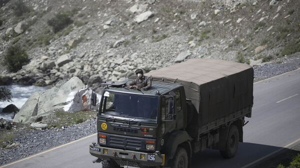 Soldado indiano em veículo militar seguindo pela estrada Srinagar-Ladakh - Sputnik Brasil