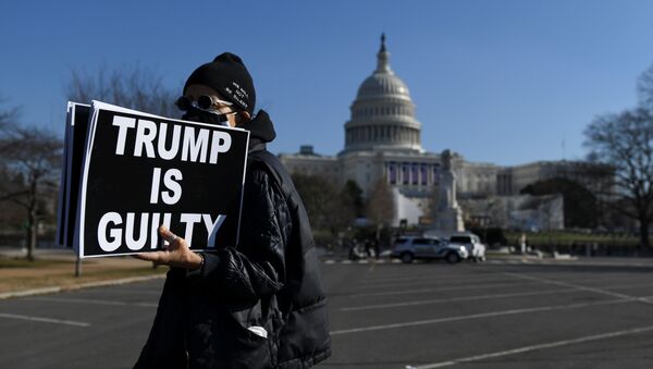 Manifestante contrário ao presidente Donald Trump segura, em frente ao Capitólio dos EUA, placa que diz: Trump é culpado - Sputnik Brasil