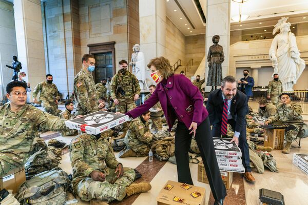 Republicanos da Câmara dos Representantes Vicky Hartzler e Michael Waltz entregam pizzas para os membros da Guarda Nacional no Centro de Visitantes no Capitólio, Washington, EUA, 13 de janeiro de 2021. A Câmara dos Representantes continua sua votação rápida sobre impeachment do presidente Donald Trump - Sputnik Brasil