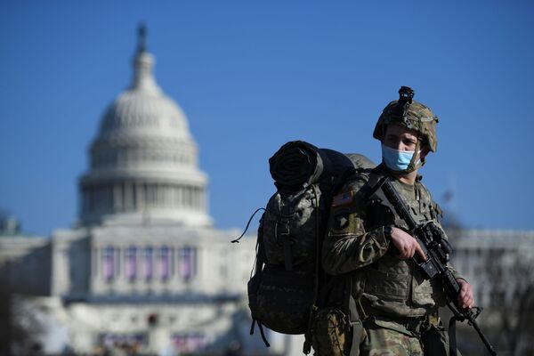 Militar da Guarda Nacional perto do edifício do Capitólio, Washington, Estados Unidos, 13 de janeiro de 2021 - Sputnik Brasil