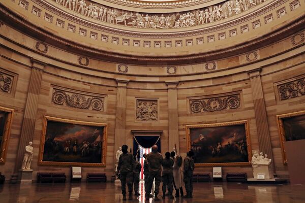 Membros da Guarda Nacional na Rotunda do Capitólio, Washington, Estados Unidos, 13 de janeiro de 2021 - Sputnik Brasil