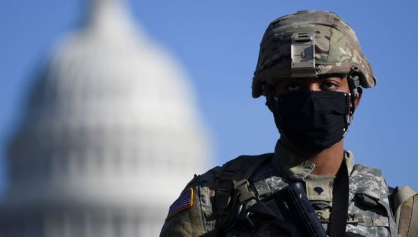 Membro da Guarda Nacional dos EUA na frente da sede do Congresso Nacional do país, em Washington, EUA, 13 de janeiro de 2021 Membro da Guarda Nacional dos EUA na frente da sede do Congresso Nacional do país, em Washington, EUA, 13 de janeiro de 2021 - Sputnik Brasil