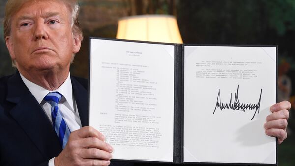 Presidente Donald Trump assina documento restaurador das sanções contra o Irã após o anúncio da saída dos EUA do acordo nuclear iraniano, na Casa Branca, 8 de maio de 2018 - Sputnik Brasil