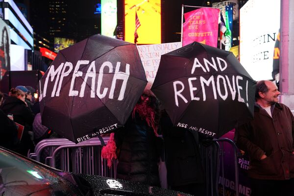 Mais de mil manifestantes se reúnem na Times Square, 17 de dezembro de 2019, a favor do impeachment do presidente norte-americano. No primeiro pedido de impeachment, Donald Trump foi acusado de pressionar o novo presidente da Ucrânia, Vladimir Zelensky, para que as autoridades ucranianas investigassem a interferência de Joe Biden e seu filho Hunter nas eleições presidenciais de 2016 - Sputnik Brasil