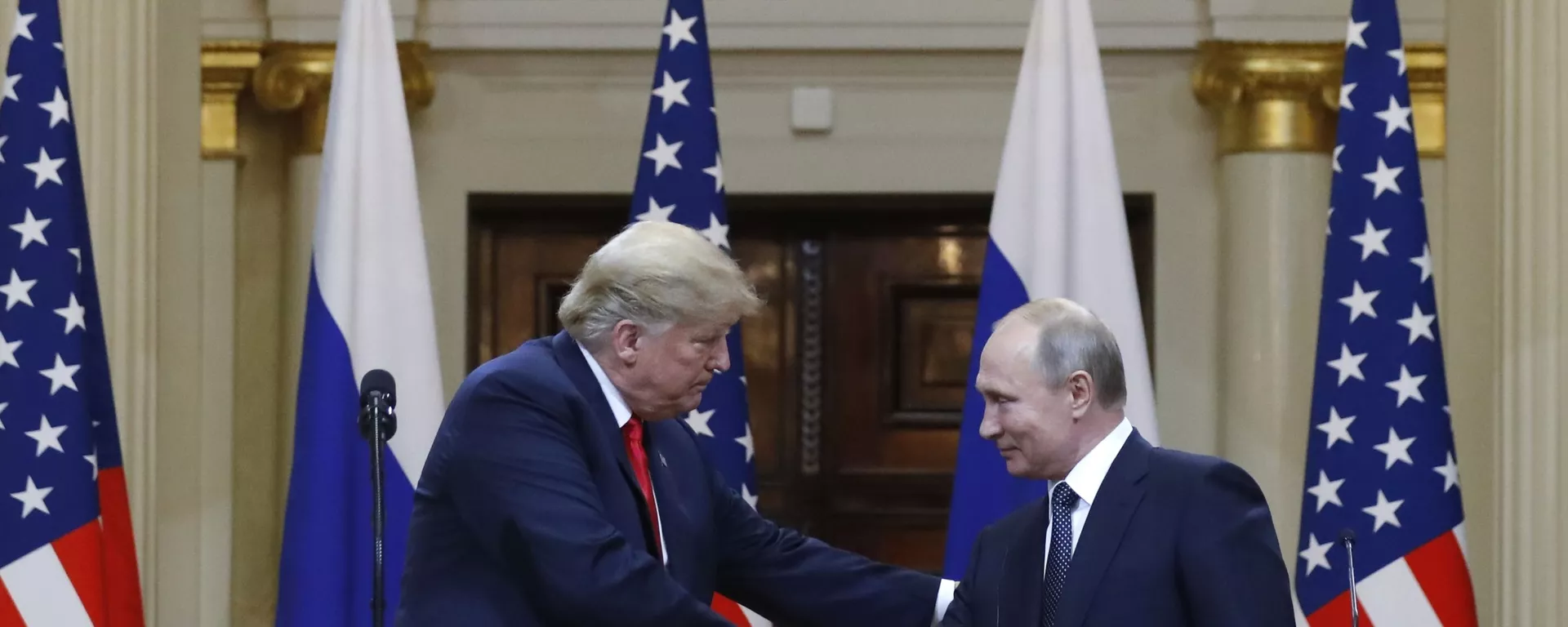 Reunião do presidente russo, Vladimir Putin, com o homólogo norte-americano, Donald Trump, em Helsinque, Finlândia, durante Cúpula Rússia-EUA, 16 de julho de 2018 - Sputnik Brasil, 1920, 22.11.2024