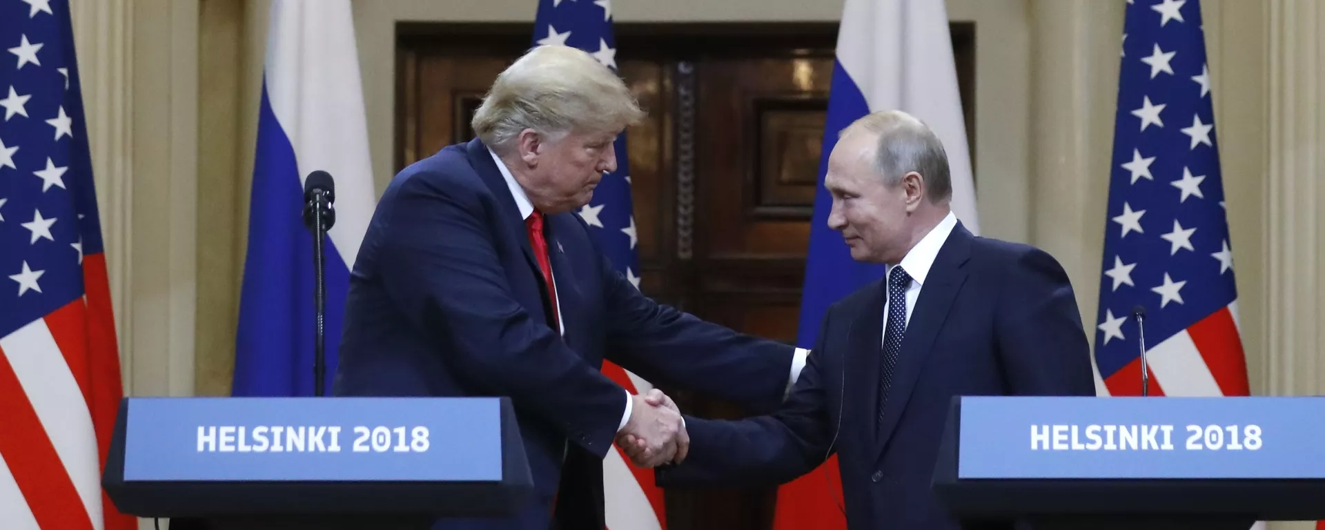 Reunião do presidente russo, Vladimir Putin, com o homólogo norte-americano, Donald Trump, em Helsinque, Finlândia, durante Cúpula Rússia-EUA, 16 de julho de 2018 - Sputnik Brasil, 1920, 26.12.2024