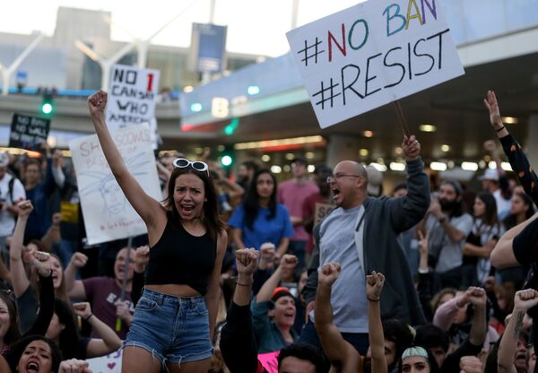 Manifestação antimigratória no Aeroporto Internacional em Los Angeles, 29 de janeiro de 2017 - Sputnik Brasil