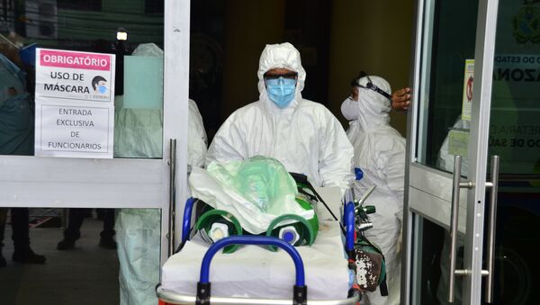 Enfermeiro retira paciente com COVID-19 de hospital em Manaus (AM) por falta de oxigênio. - Sputnik Brasil
