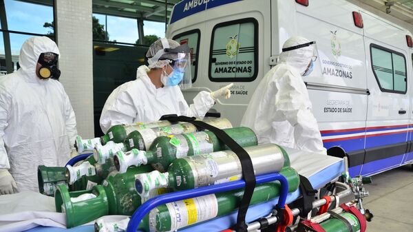 Enfermeiros carregam cilindros de oxigênio em hospital de Manaus (AM). Familiares de internados precisam comprar oxigênio para manter os seus parentes vivos.  - Sputnik Brasil
