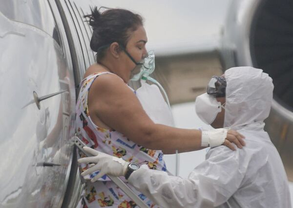 Pessoas morrem asfixiadas e o governo oferece remédio para verme e malária, lamenta infectologista Pessoas morrem asfixiadas e o governo oferece remédio para verme e malária, lamenta infectologista - Sputnik Brasil