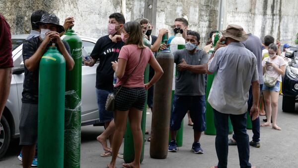 Parentes de pacientes internados com COVID-19 fazem fila para recarregar cilindros de oxigênio na frente da empresa Nitron da Amazônia, em Manaus (AM), nesta sexta-feira, 15 de janeiro de 2021 - Sputnik Brasil