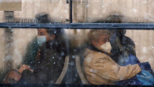  Люди в защитных масках в автобусе в Белграде, Сербия, - Sputnik Brasil