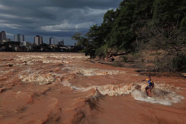 Surfista Paulo Guido se equilibra em cima de prancha de surfe no rio Doce em Governador Valadares, Minas Gerais, Brasil, 9 de janeiro de 2021 - Sputnik Brasil