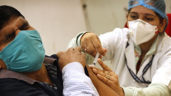Em Nova Deli, capital da Índia, um profissional de saúde é vacinado contra a COVID-19 em meio ao início da campanha de vacinação no país asiático, em 16 de janeiro de 2021 - Sputnik Brasil