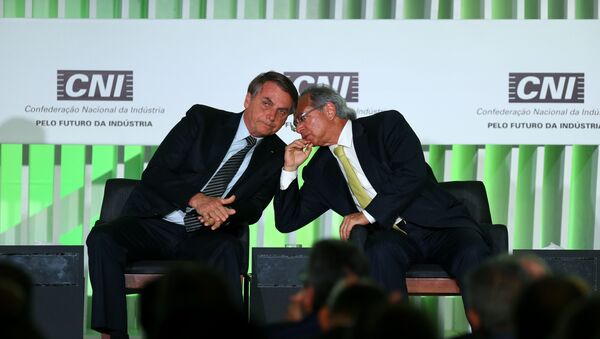  Jair Bolsonaro participa ao lado dos ministros Paulo Guedes e Luiz Eduardo Ramos e do presidente da CNI, Robson Braga Andrade, de evento com empresários na sede da sigla, em Brasília - Sputnik Brasil