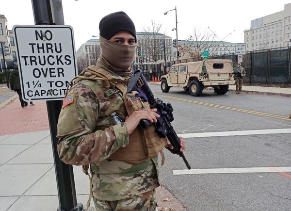 Militar da Guarda Nacional em serviço em uma das ruas perto do edifício do Capitólio, Washington, EUA - Sputnik Brasil