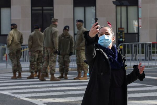 Mulher tira selfie na frente de soldados da Guarda Nacional em Washington, Estados Unidos, 17 de janeiro de 2021 - Sputnik Brasil