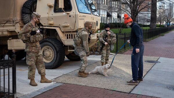 Militares da Guarda Nacional falam com um morador de Washington dias antes da tomada de posse de Joe Biden, Estados Unidos - Sputnik Brasil
