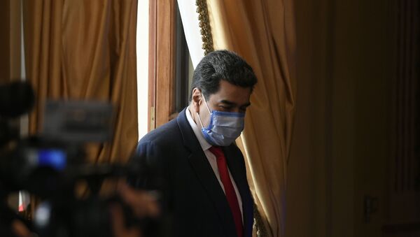 Nicolás Maduro, presidente da Venezuela, usa máscara protetora ao chegar em coletiva de imprensa no Palácio Presidencial de Miraflores, Caracas, Venezuela, 8 de dezembro de 2020 - Sputnik Brasil