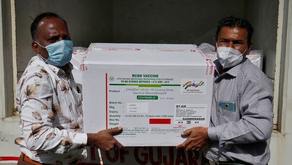 Funcionários descarregam caixas com vacina desenvolvida pela AstraZeneca e produzida no instituto Serum, na Índia - Sputnik Brasil