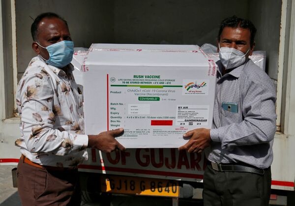 Avião com as vacinas da Índia chega ao Brasil (FOTOS, VÍDEO) - Sputnik Brasil